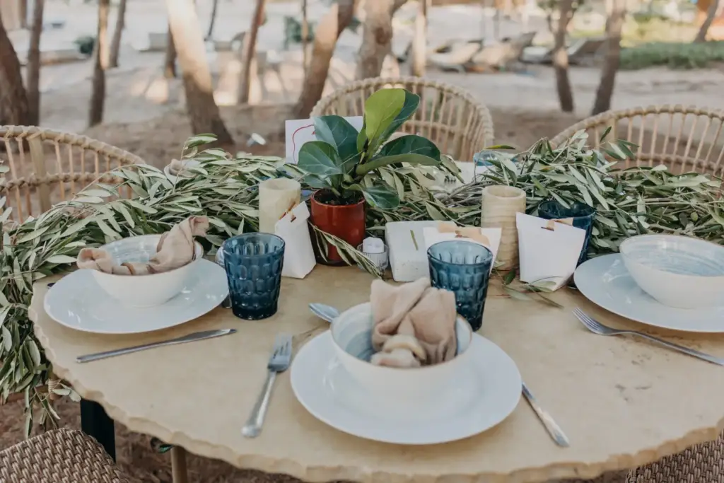 Table dressée pour un mariage au Domaine de la Mer sous les pins