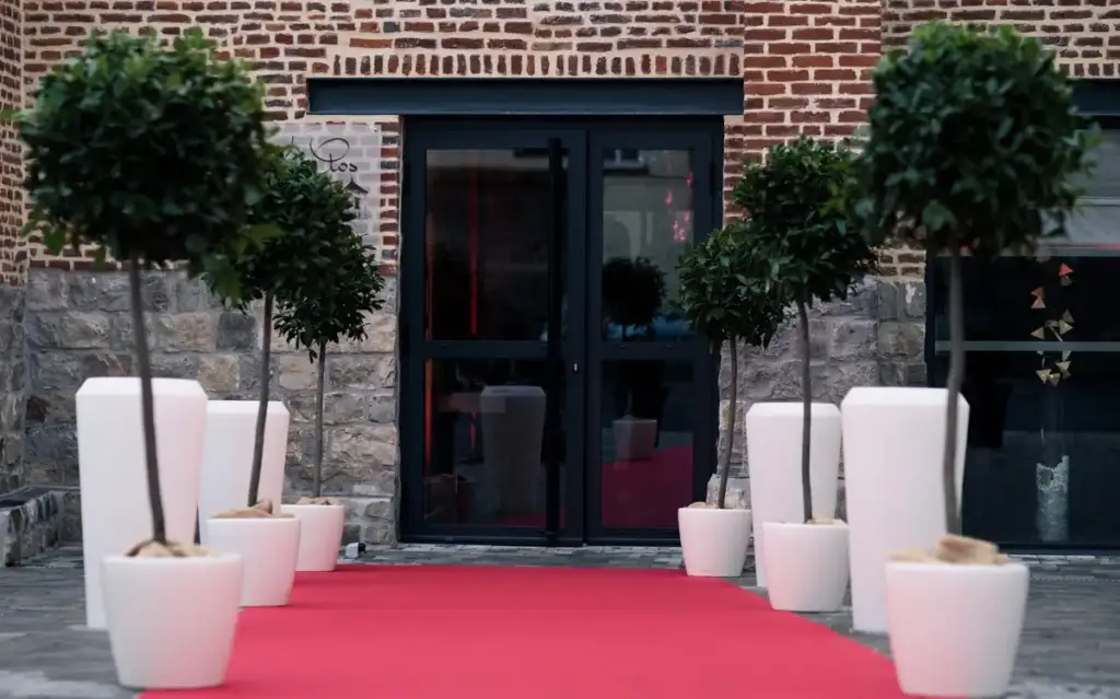 Entrée en briques du Clos du Colombier préparée pour une réception