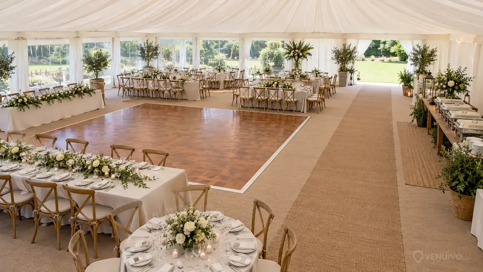 Aménagement intérieur générique d’une tente de mariage avec tables, piste de danse et circulation dégagée