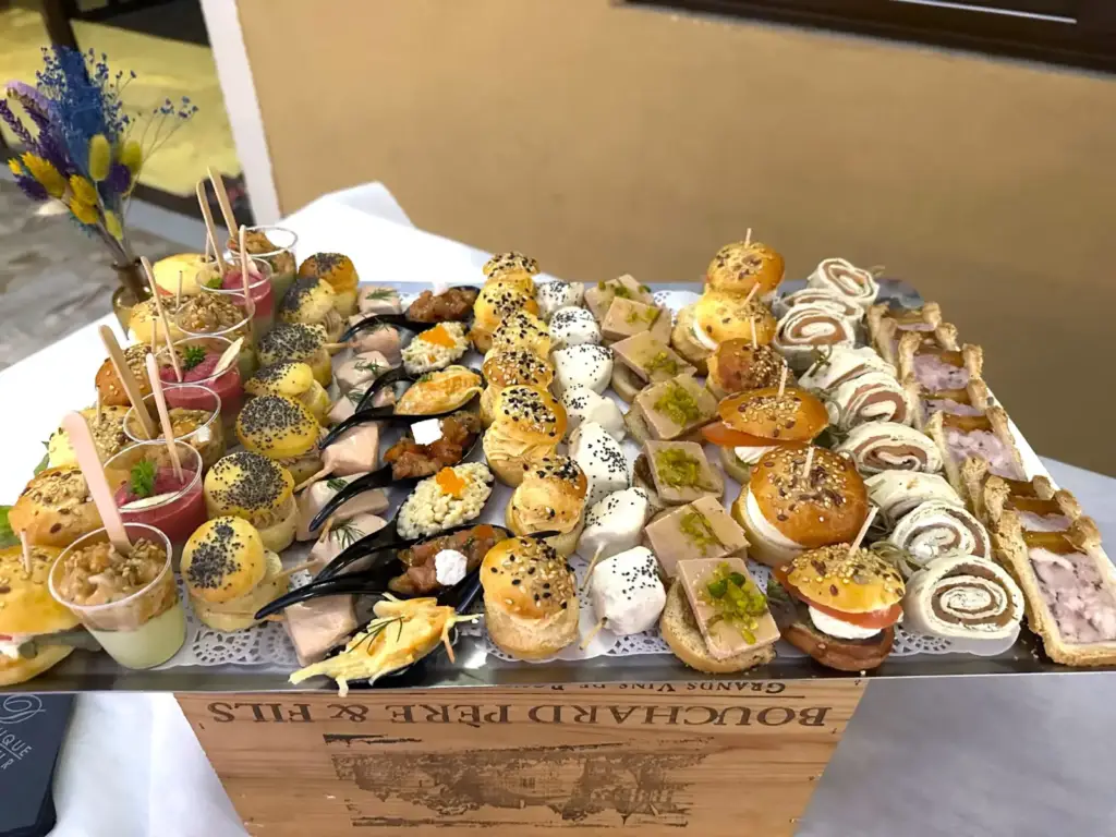 Grand plateau de verrines, choux garnis et bouchées apéritives présenté par Dominique Traiteur