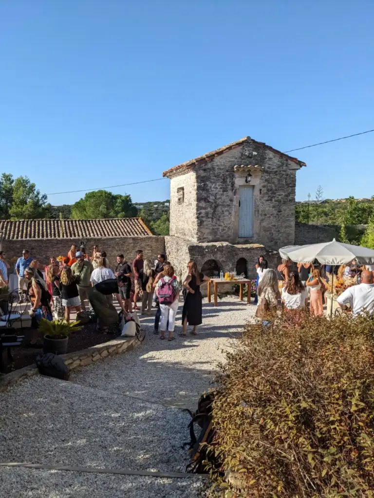 Réception de mariage dans la cour du Mas de Ponge
