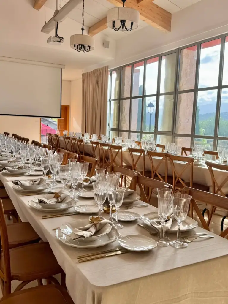 Salle de réception du Domaine de Toasc à Nice, avec tables dressées