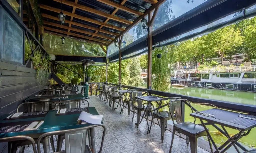 Terrasse couverte des Pieds dans l'Eau le long de la Seine à Neuilly-sur-Seine