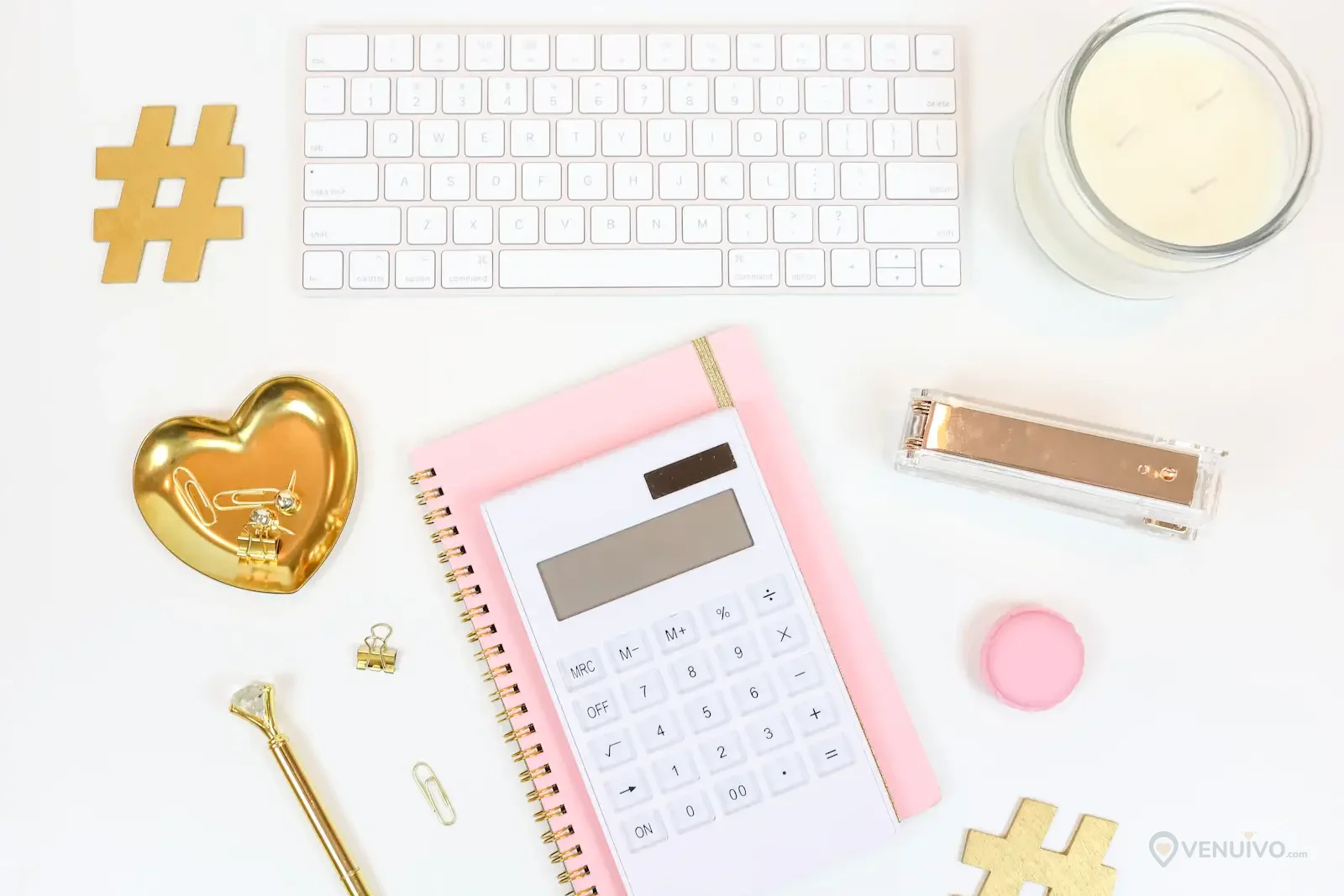 Préparation d'un budget de mariage avec carnet, papeterie et calculatrice