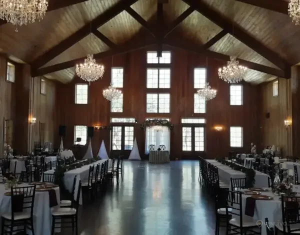 Salle de mariage élégante avec tables et chandeliers
