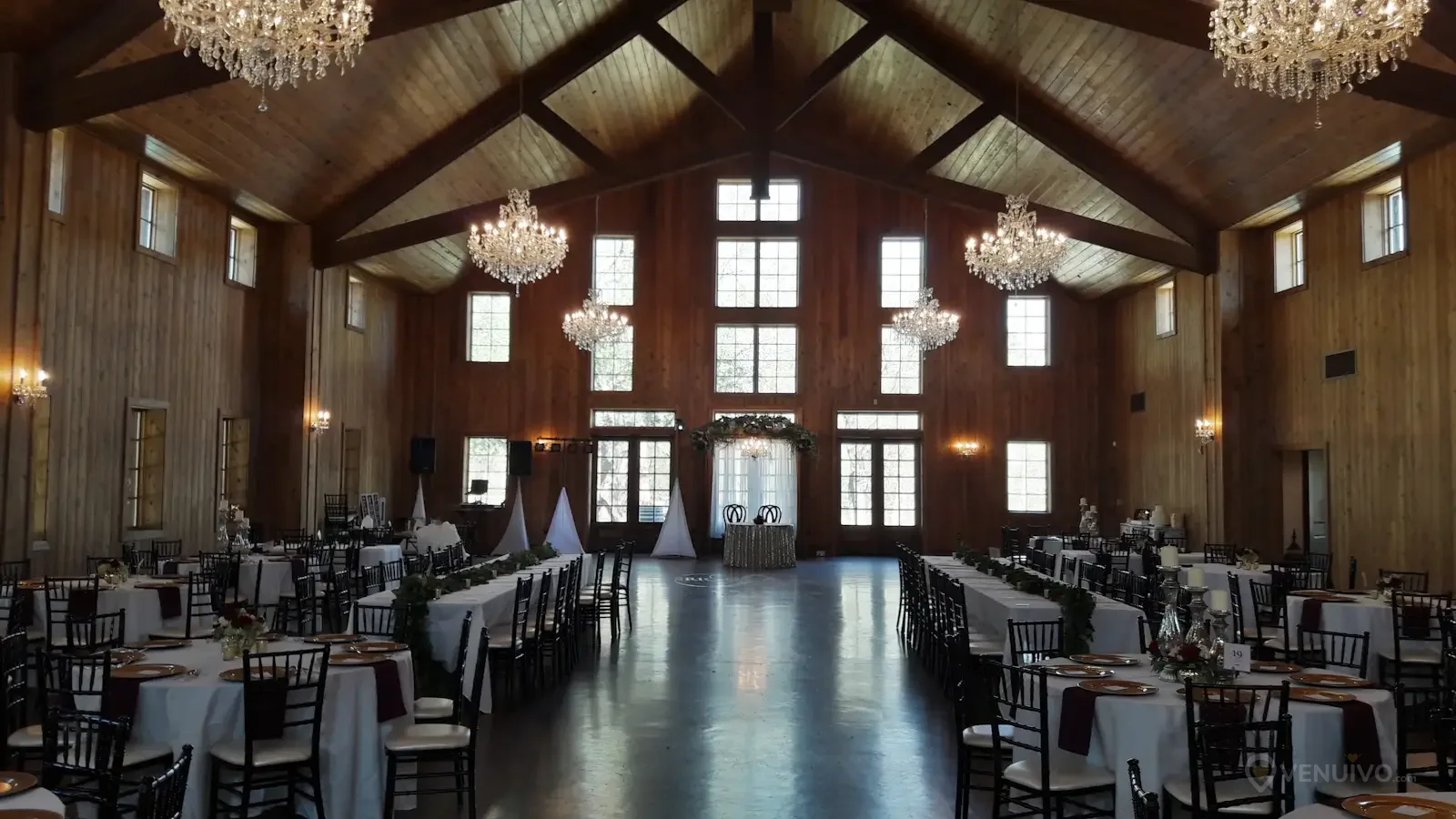 Salle de mariage élégante avec tables et chandeliers