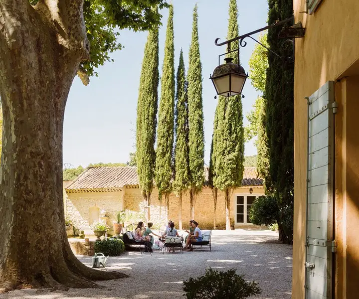 Photographie réelle de la cour ombragée de la Bastide de Puget, à Meyreuil en Provence