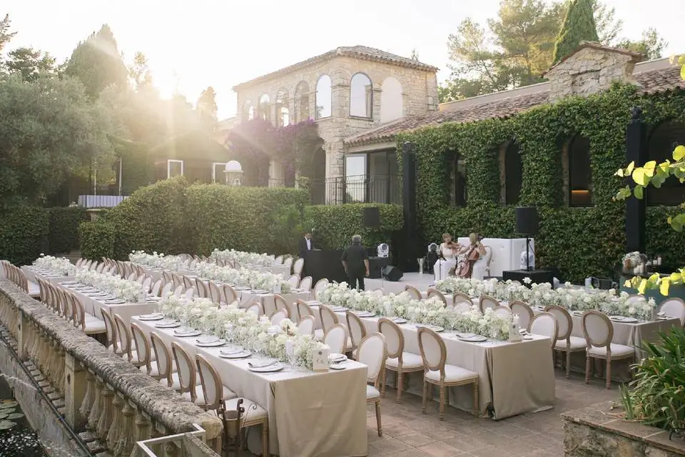 Tables de mariage dressées sur la terrasse du Park Mougins