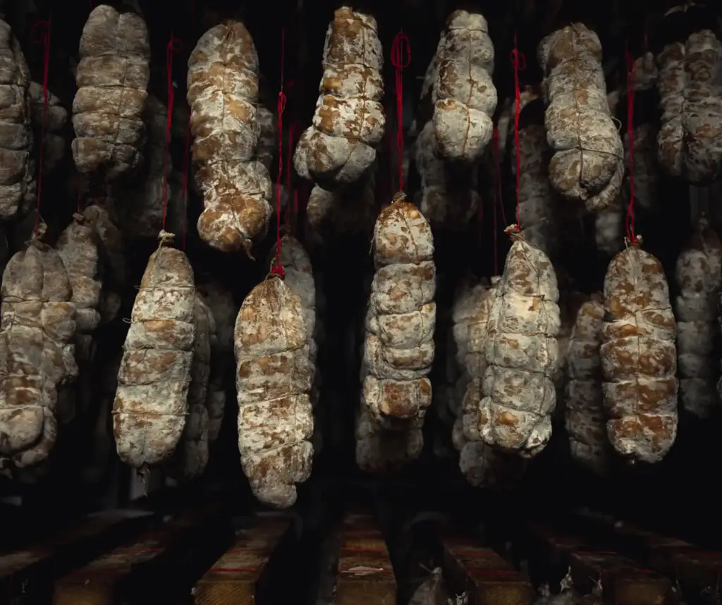 Saucissons en cours de séchage présentés sur le site officiel de Maison Guillemot