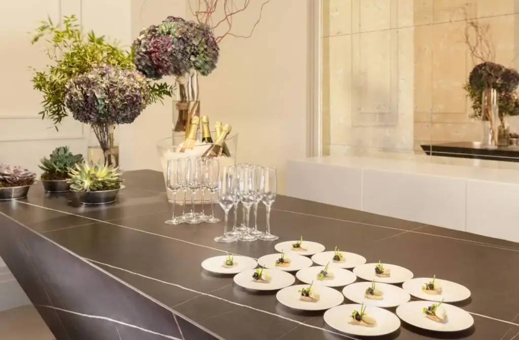 Buffet et verres préparés pour un cocktail au Grand Pavillon Chantilly