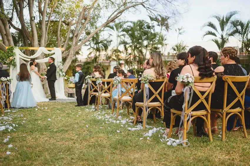 Cérémonie de mariage en plein air devant les invités