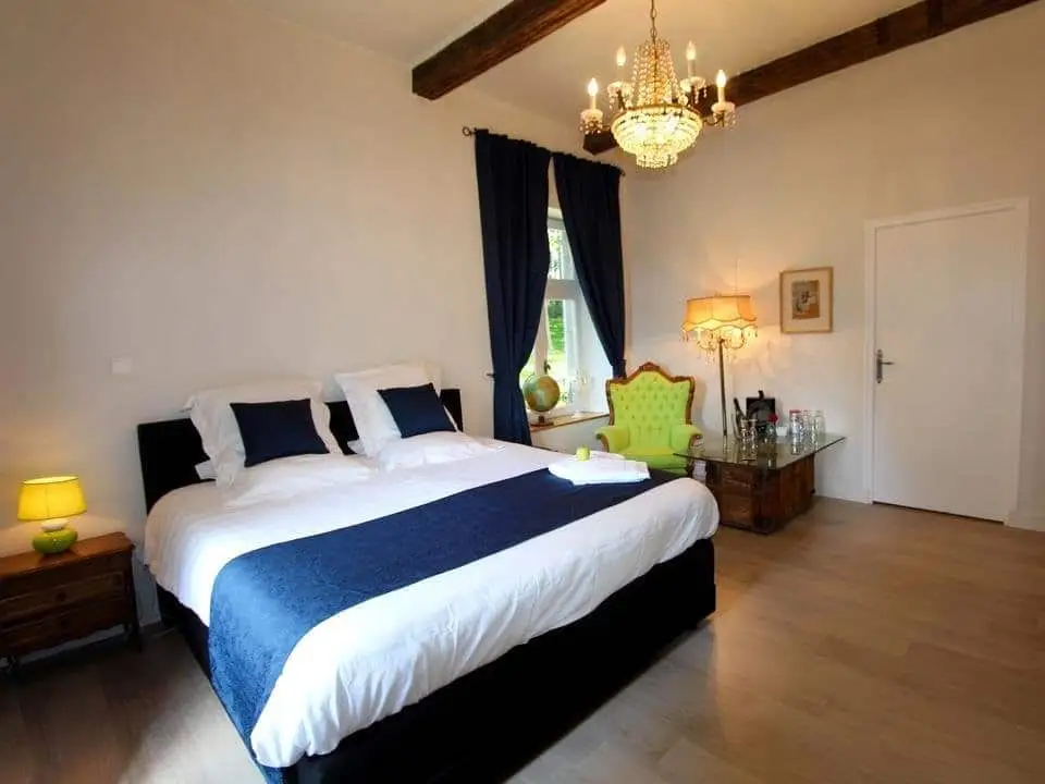 Chambre d’hôtes du Château de l’Aviette avec poutres et lustre