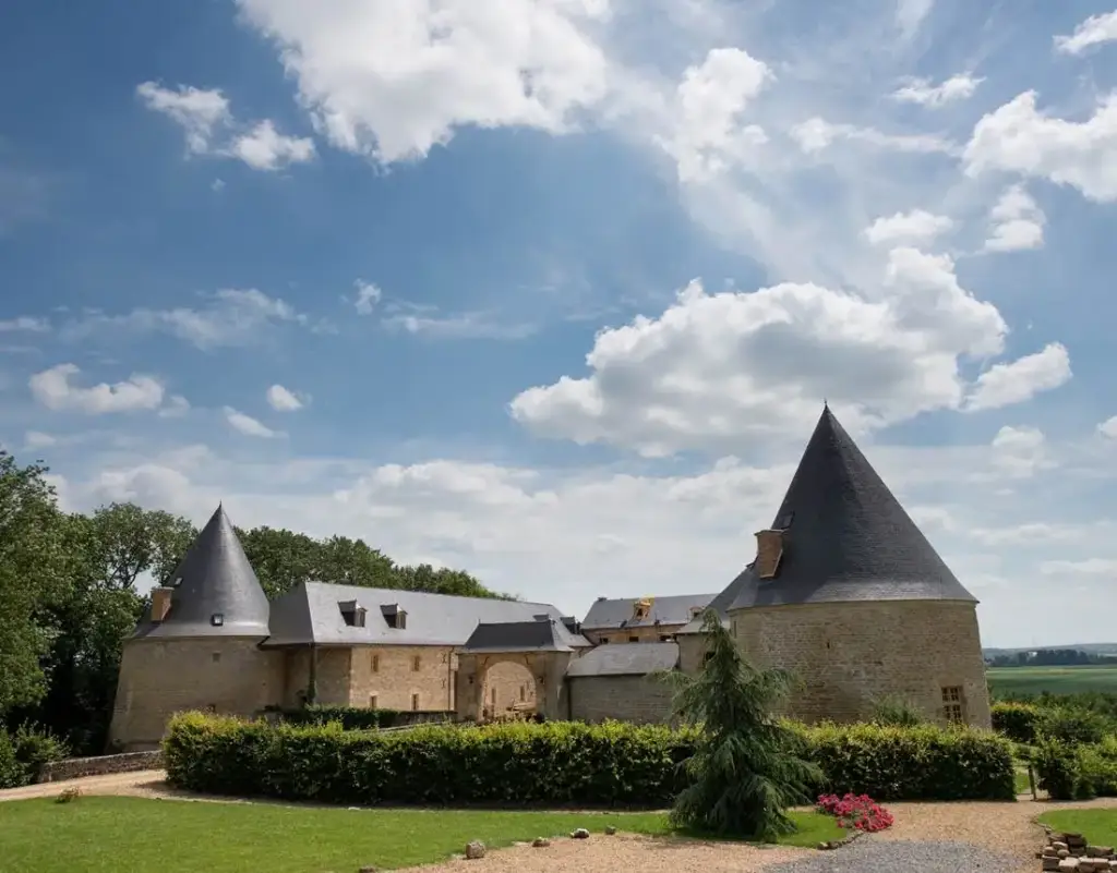 Tours et façade en pierre du Château de Charbogne