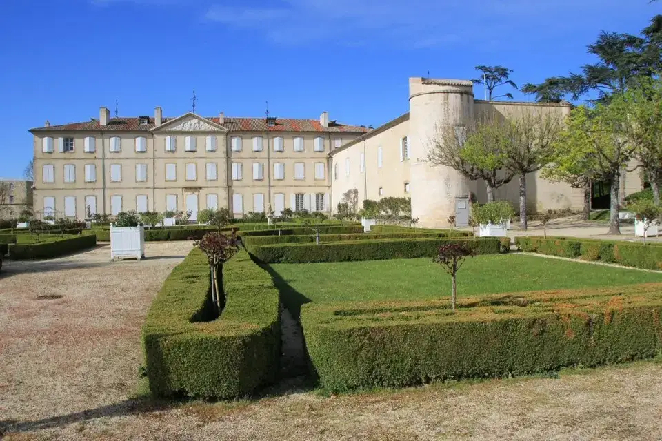 Façade et jardins à la française du Château de Gourdan à Saint-Clair