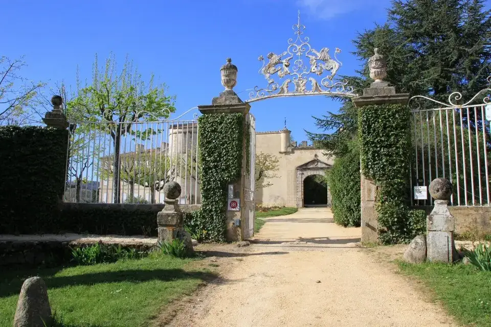 Portail et allée d’entrée du Château de Gourdan en Ardèche