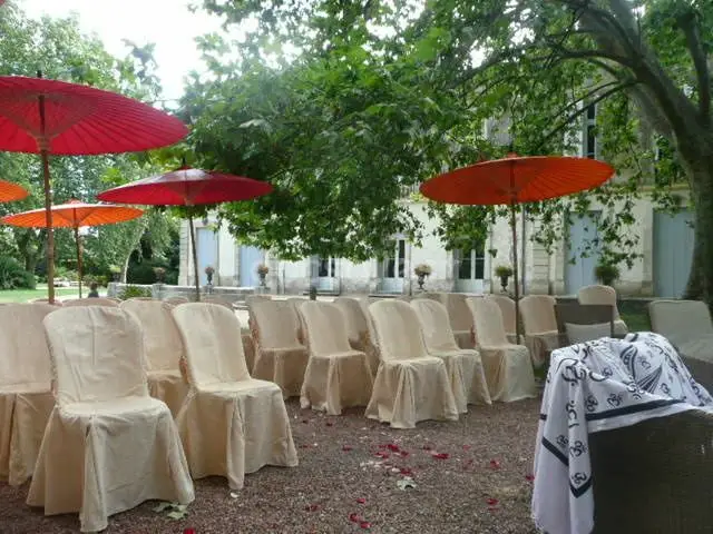 Cérémonie extérieure sous les arbres devant le Château de Raissac à Béziers