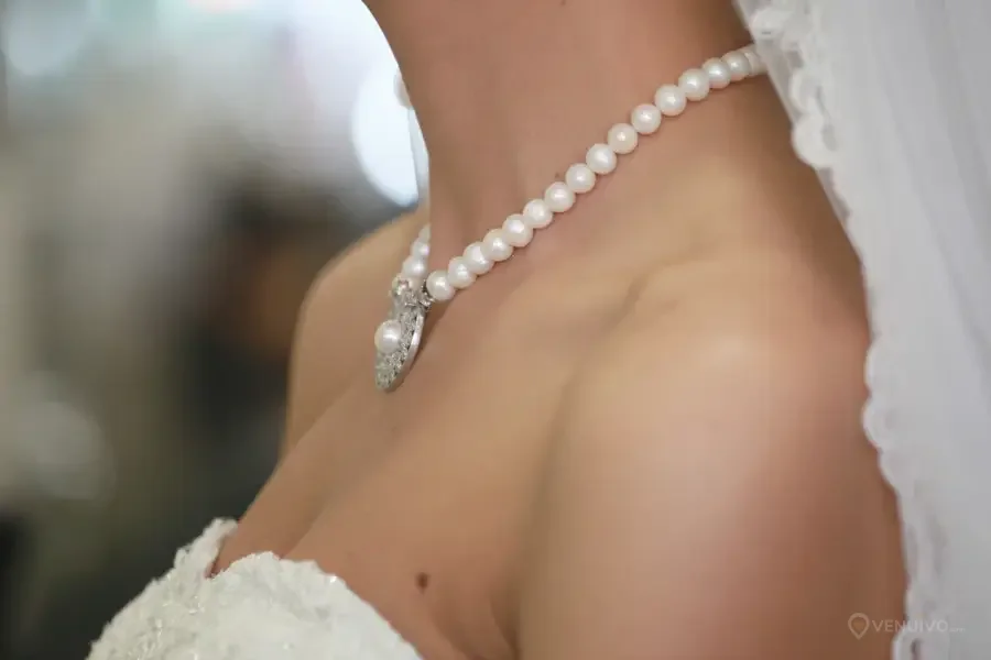 Collier de mariée délicat aux perles claires