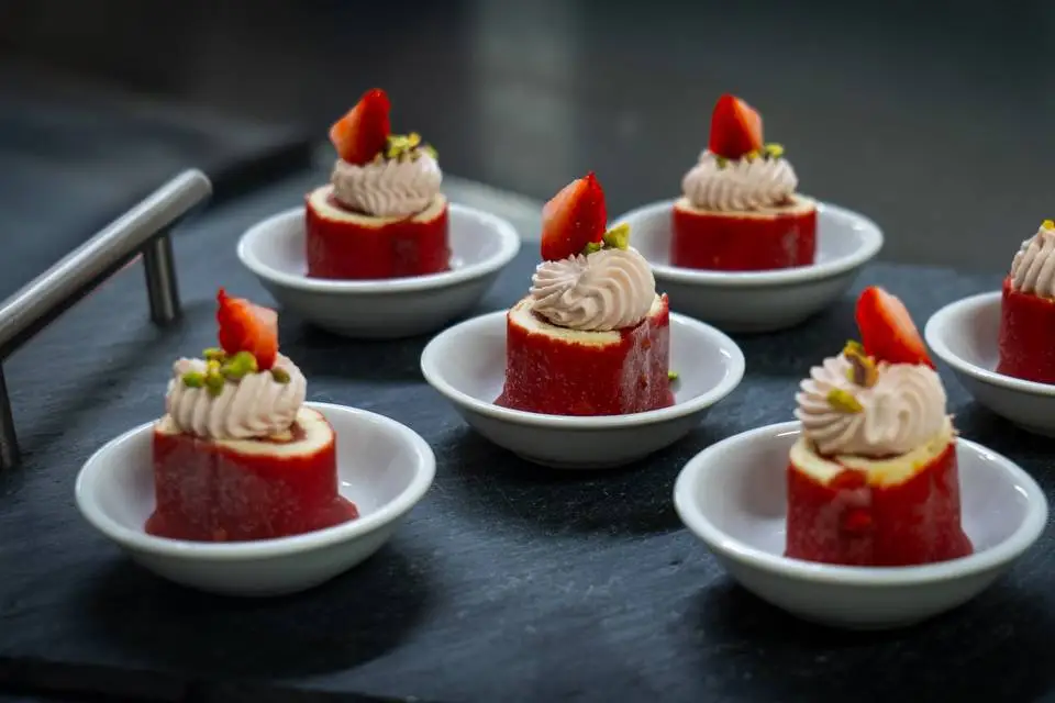 Petits desserts aux fruits rouges et à la crème présentés par Léa Passion — Gourmet Events
