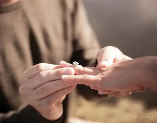 Moment de demande en mariage avec une bague et des mains réunies
