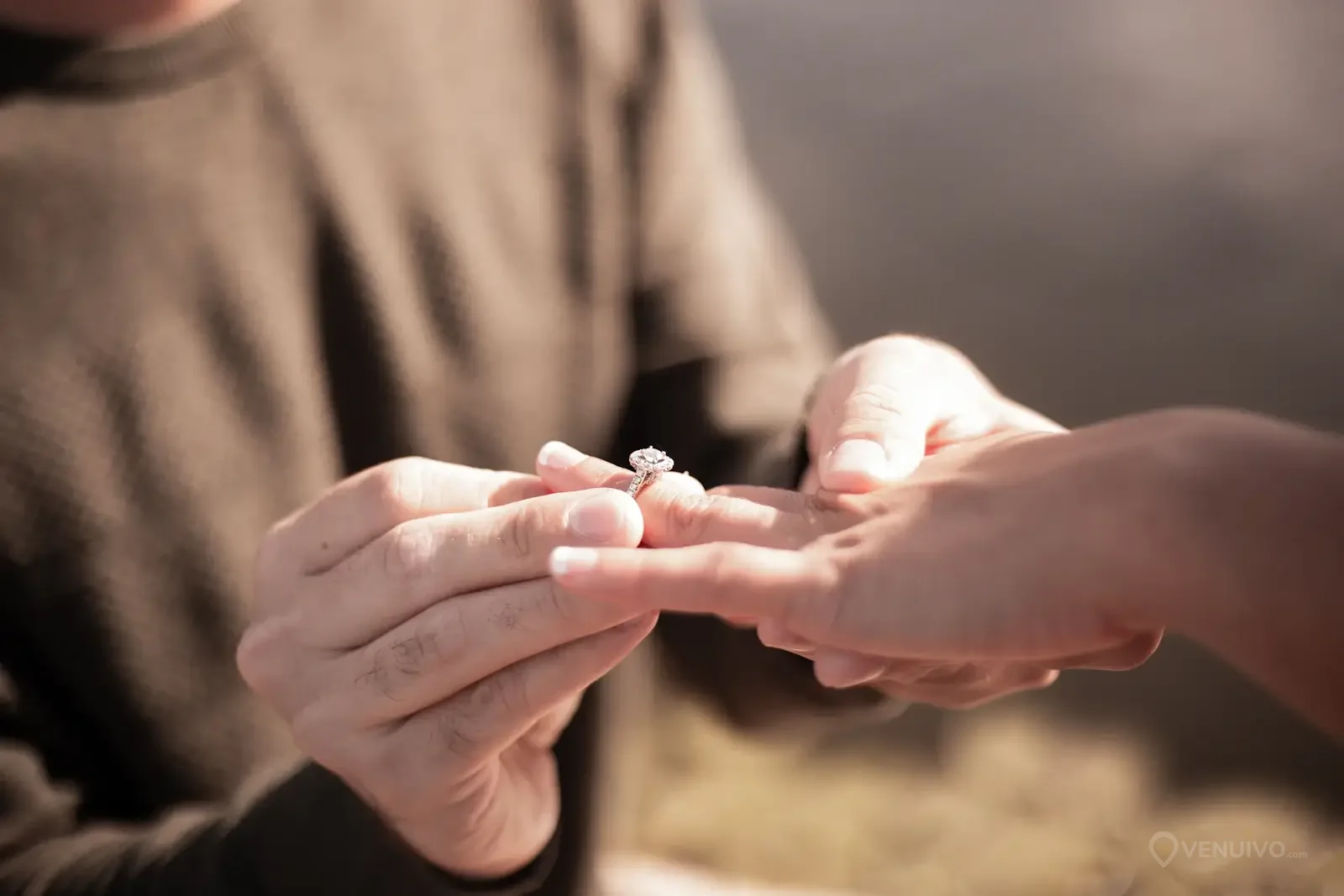 Moment de demande en mariage avec une bague et des mains réunies