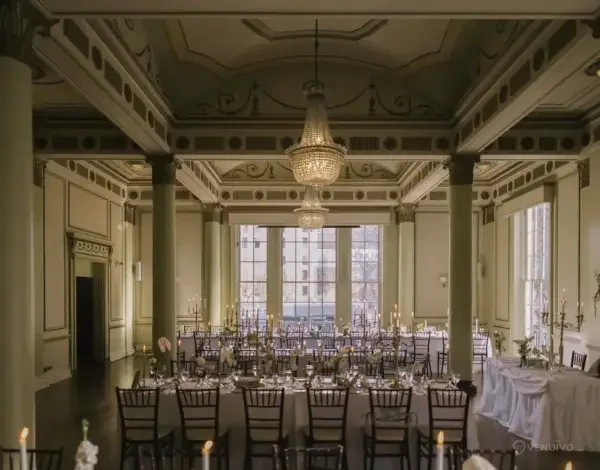 Grande salle de réception de mariage prête pour un dîner