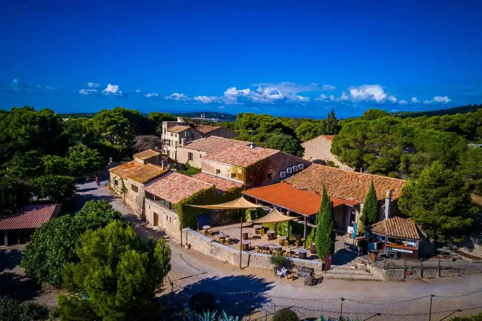 Vue aérienne des bâtiments et terrasses du Château le Bouïs à Gruissan