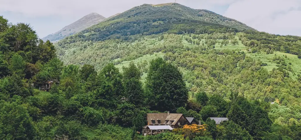 Vue du Domaine d’Aunac dans les montagnes du Couserans