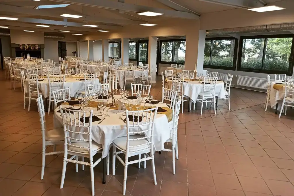 Salle de réception du Domaine du Malval à Vaugneray avec tables dressées