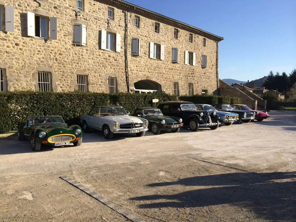 Voitures de collection devant l’ancien moulinage de La Fabrique à Jaujac