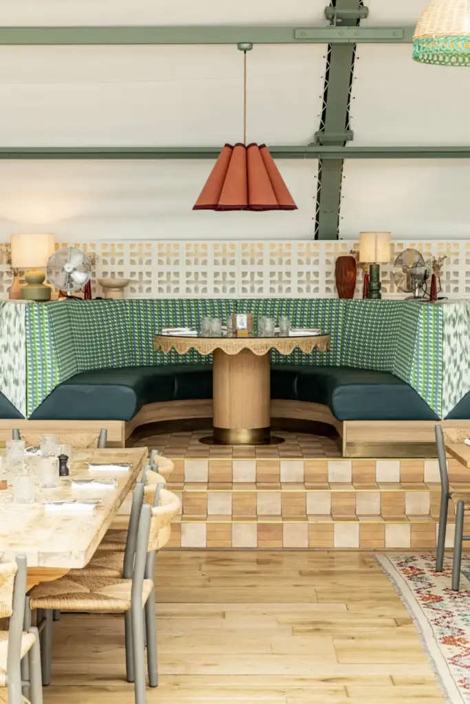 Banquettes et tables dans un espace intérieur de la brasserie Polpo