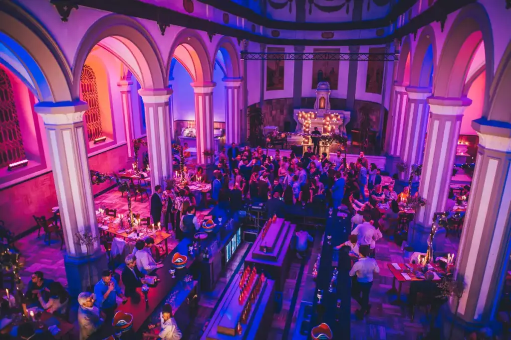 Vue générale de la salle Le Naos et de son bar central dans l’ancienne église de l’Abbaye d’Aulne