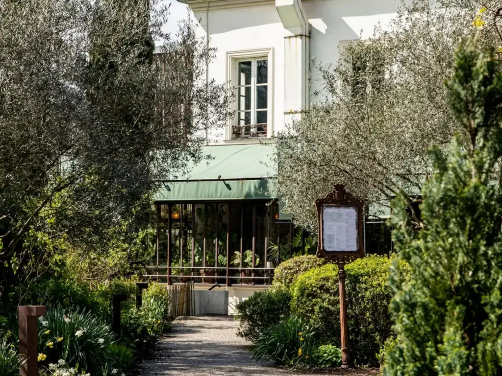 Entrée végétalisée du restaurant L’Île dans le parc de l’île Saint-Germain