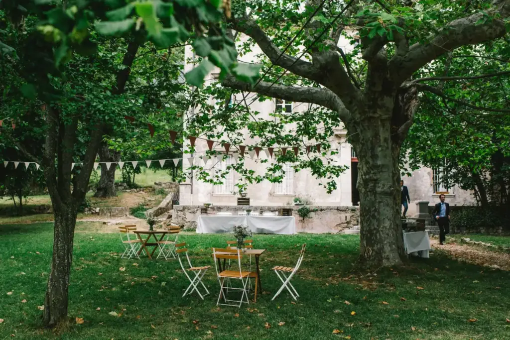 Jardin et façade du Domaine des Courmettes pour une réception