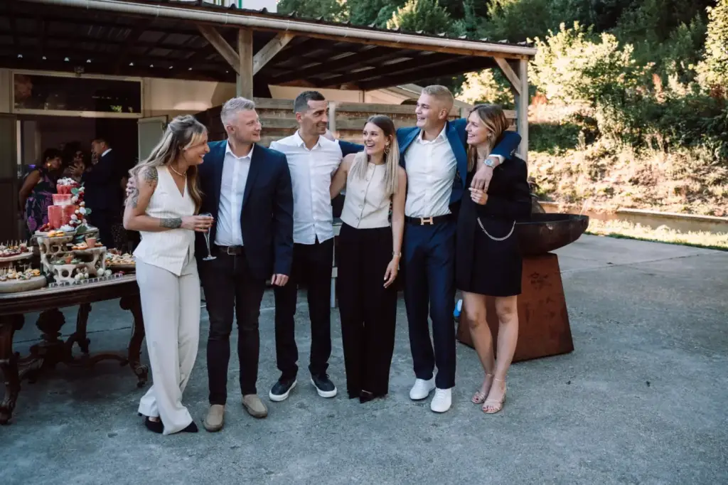 Invités sur la terrasse de La Grande Maison lors d’une réception