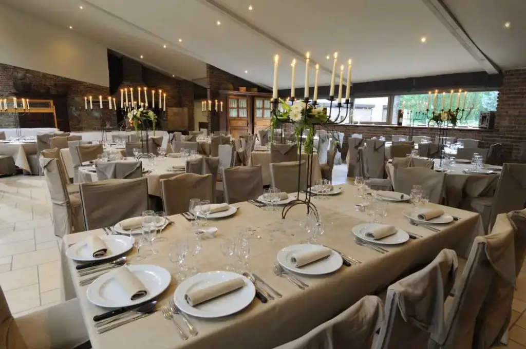 Salle de réception de la Ferme de la Pitance dressée pour un banquet