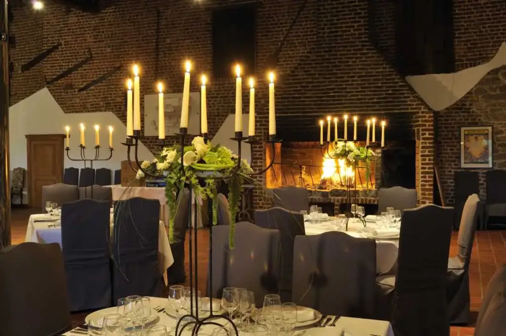 Salle en briques et tables dressées à la Ferme de la Pitance