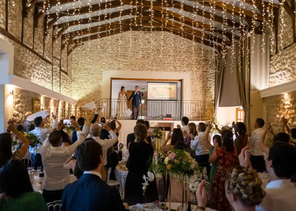 Réception de mariage dans la grande salle en pierre du Château d’Urbilhac