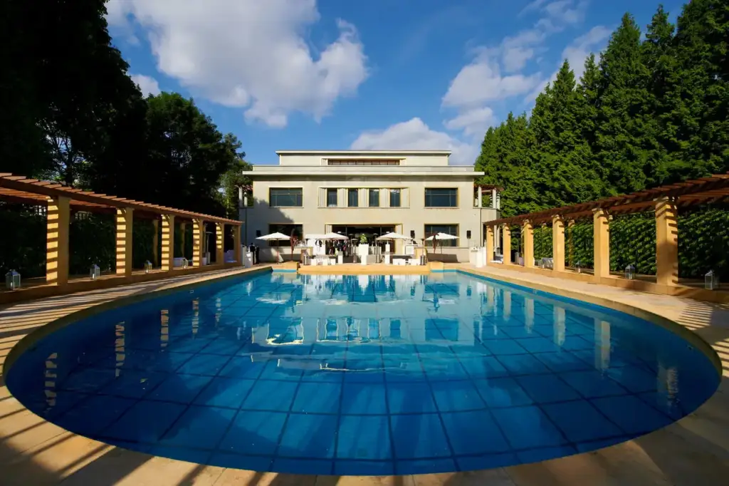 Villa Empain et sa piscine Art déco à Bruxelles, vues depuis le jardin