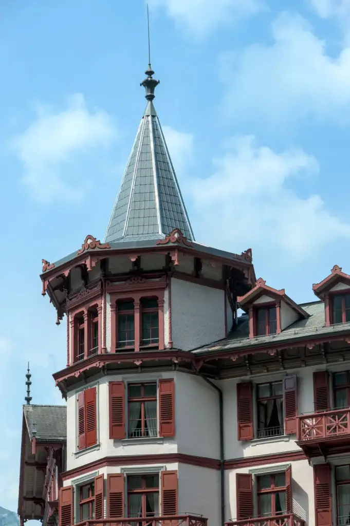Tour et façade du Grandhotel Giessbach à Brienz