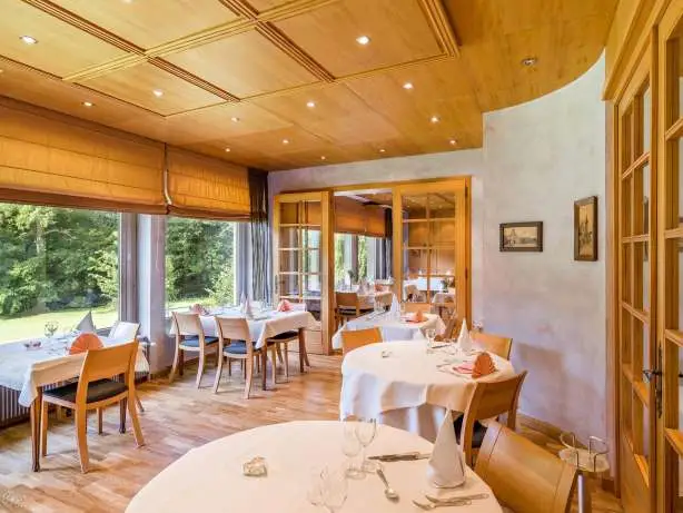 Salle du restaurant de La Fischhutte en Alsace