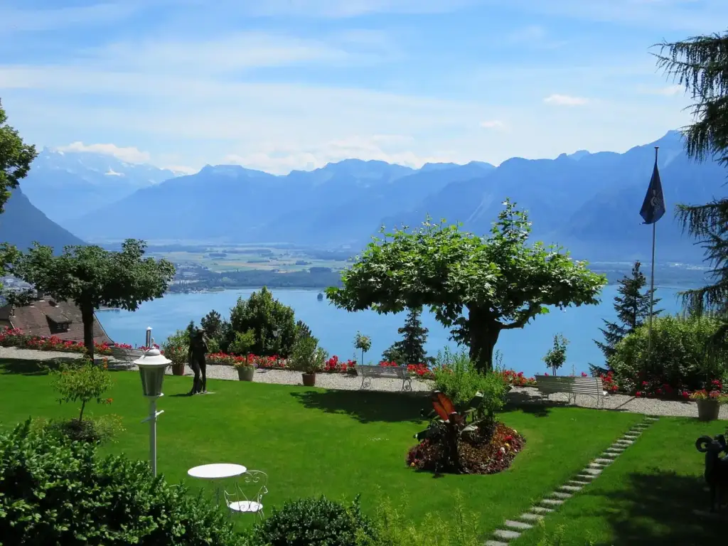 Garden of Hôtel Victoria Glion with views of Lake Geneva and the mountains