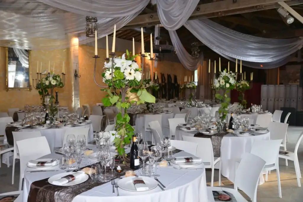 Tables et décoration d’une réception de mariage au Château de Pouget