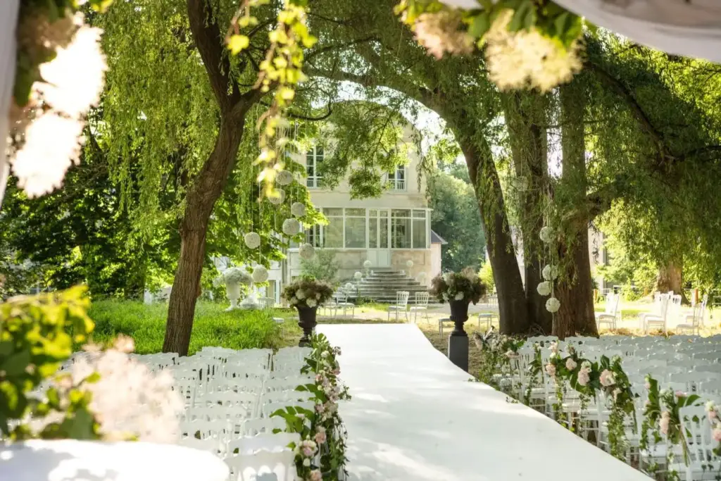 Table de réception sous les arbres dans le parc du Grand Pavillon Chantilly