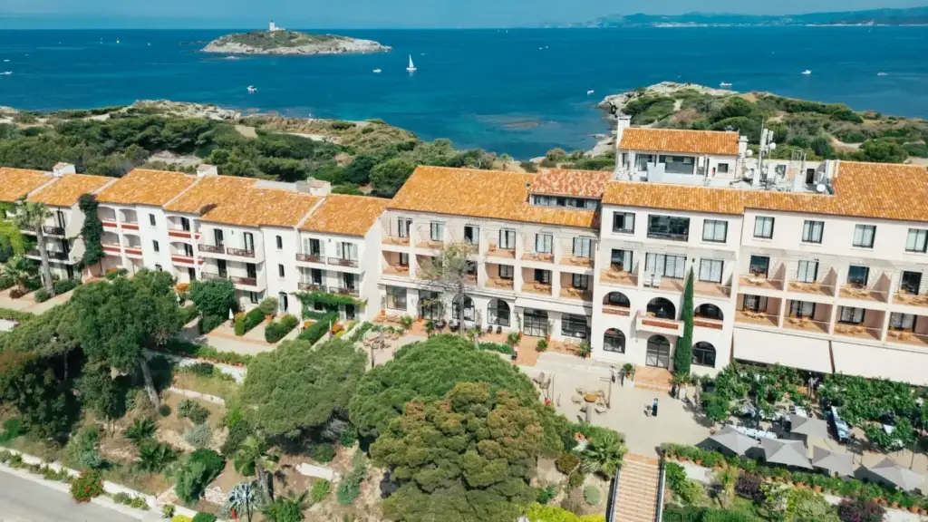 Vue aérienne de l’hôtel Hélios sur l’île des Embiez, avec ses terrasses et la mer