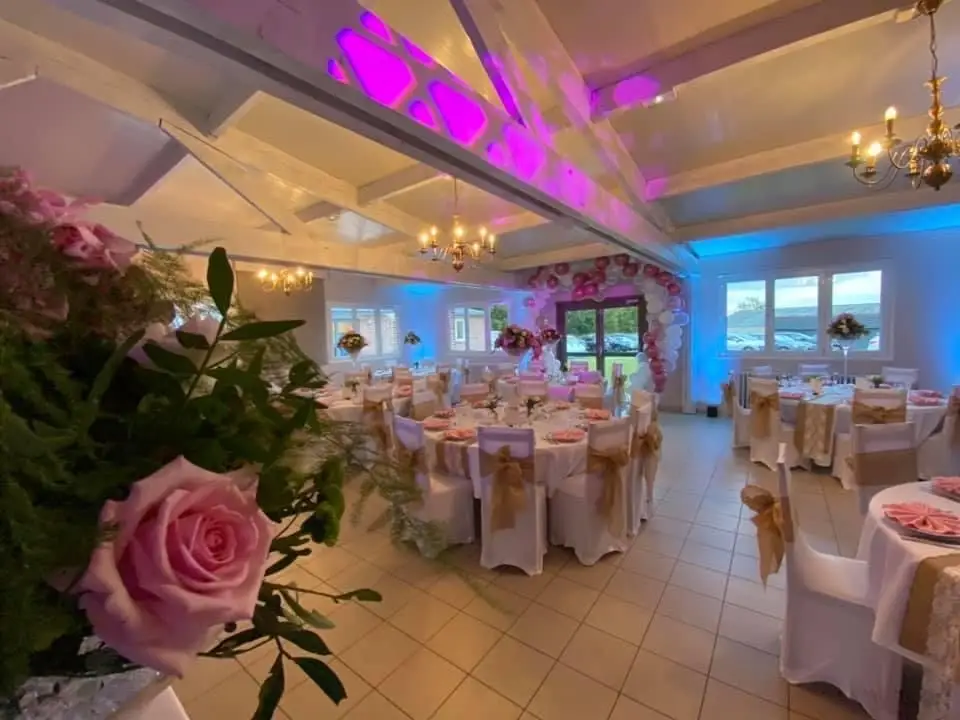 Salle des 3 Tilleuls dressée pour un mariage avec tables rondes