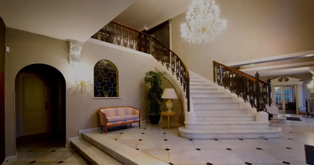 Hall et escalier de marbre du Petit Versailles à Gosselies