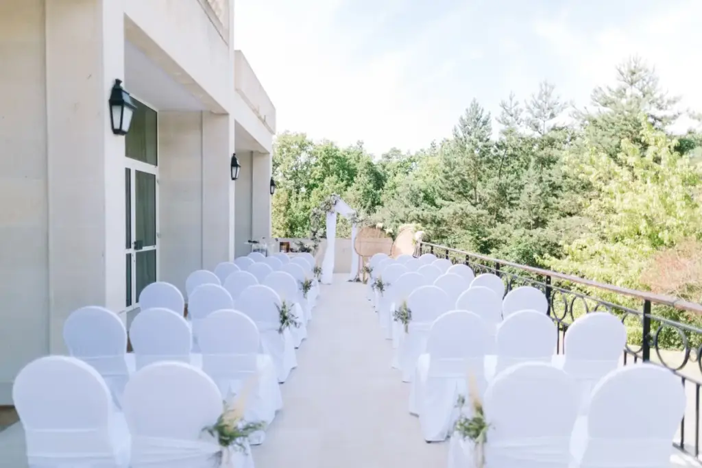 Chaises installées pour une cérémonie sur la terrasse du Château Mont Royal