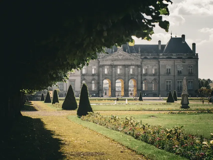 Jardin verdoyant entourant un lieu de célébration