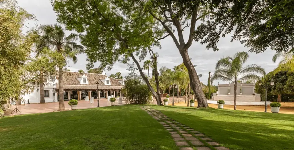 Garden, fountain courtyard and buildings at Hacienda El Vizir