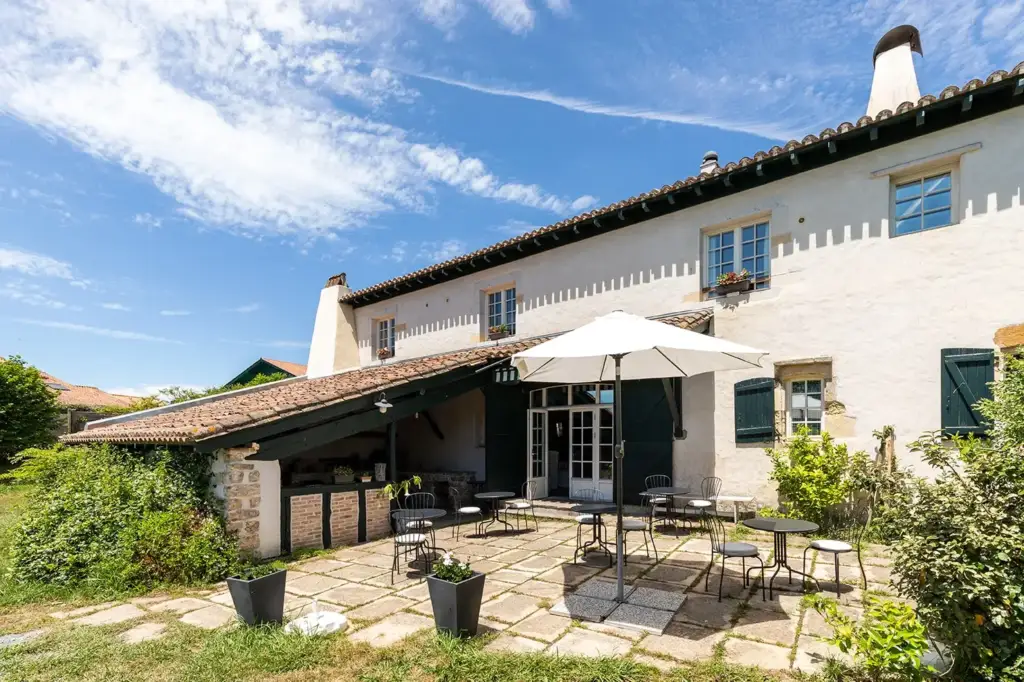 Façade et terrasse de la Ferme du Domaine de Bassilour à Bidart